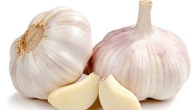 The use of garlic against the fungus on the legs